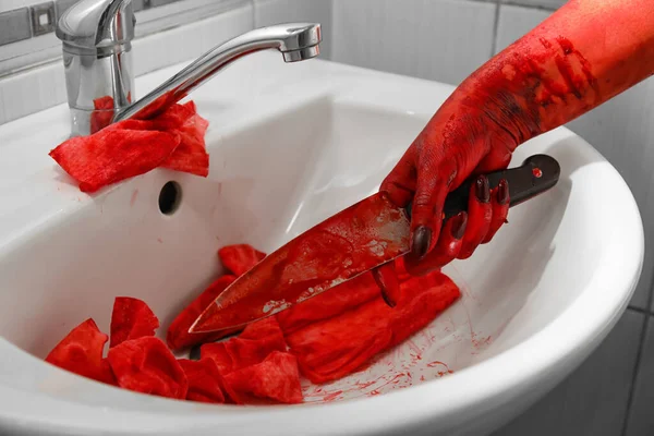 Wahnsinniger Wäscht Blut Von Händen Und Messer Waschbecken — Stockfoto