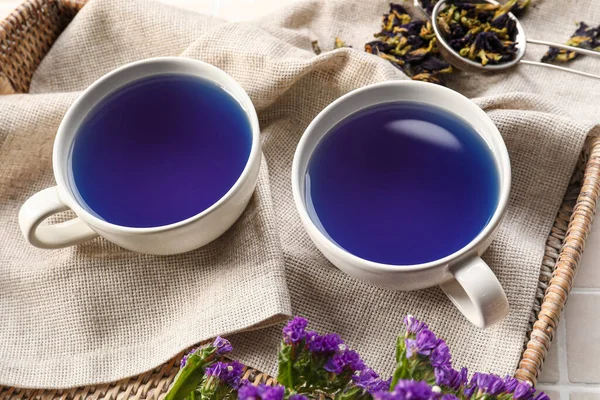 Tálca Kék Teával Asztalon — Stock Fotó