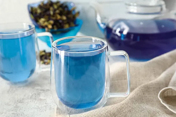 Kupa Szerves Kék Tea Világos Háttér Közelkép — Stock Fotó