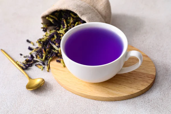 Kupa Szerves Kék Tea Táska Szárított Pillangó Borsóvirág Világos Alapon — Stock Fotó