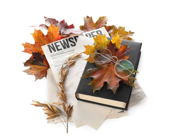 Skladba Knihou Novinami Brýlemi Podzimními Listy Bílém Pozadí — Stock fotografie