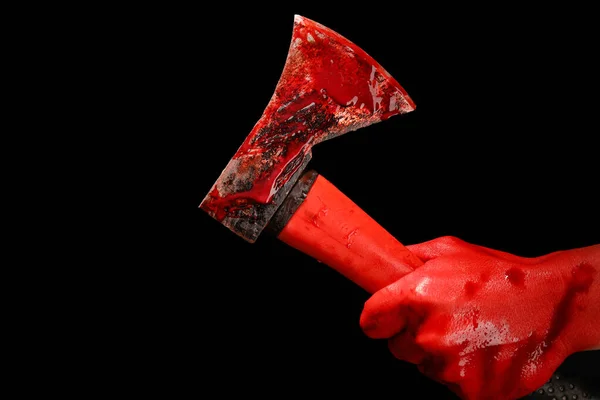 黒を背景に血塗られた斧で手 — ストック写真