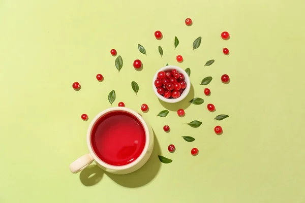 Composição Com Xícara Chá Lingonberry Saboroso Bagas Fundo Verde — Fotografia de Stock