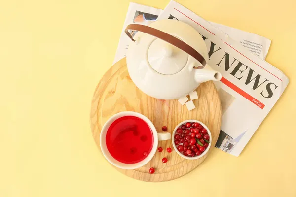 Holztafel Mit Einer Tasse Leckerem Preiselbeertee Teekanne Beeren Und Zeitung — Stockfoto