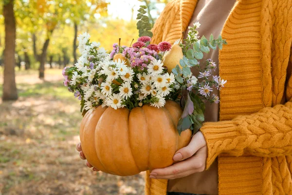 Frau Mit Schönem Strauß Herbstblumen Freien — Stockfoto