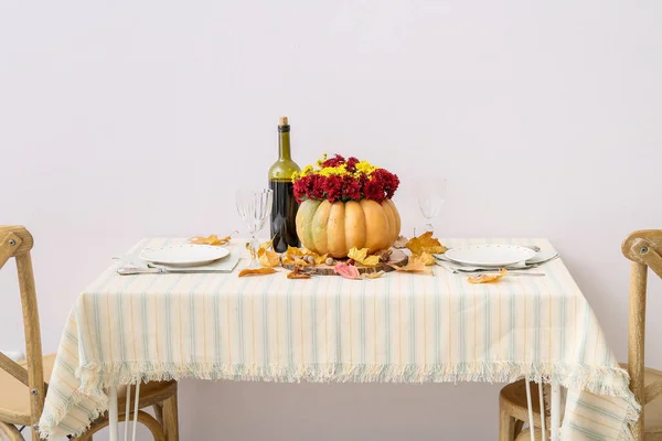 Beautiful Bouquet Autumn Flowers Pumpkin Served Table White Wall — Stock Photo, Image