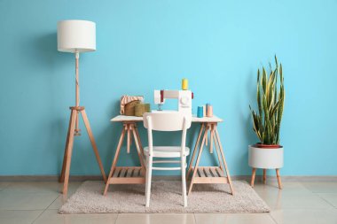 Atölyenin içinde dikiş makinesi olan terzinin işyeri