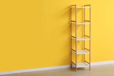 Sarı duvarın yanındaki boş raf ünitesi