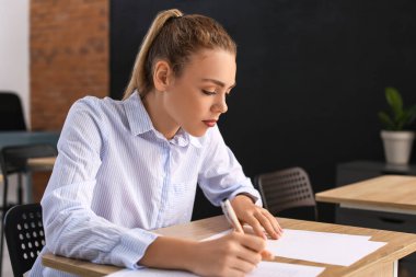 Okulda öğrenci sınavını geçiyor.