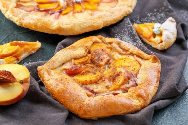 Koyu arkaplanda lezzetli şeftali galeti, yakın plan.