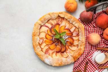 Hafif arkaplanda şeftali galeti ve tarçın