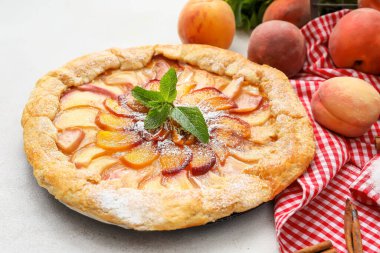 Hafif arka planda şeftali rengi galet ve tarçın, yakın plan.