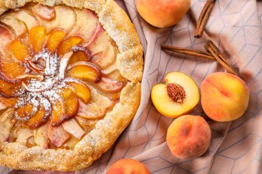 Lezzetli şeftali galeti masada, yakın plan.