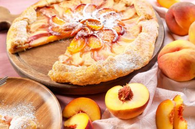 Lezzetli şeftali galetesi olan masa, yakın plan.