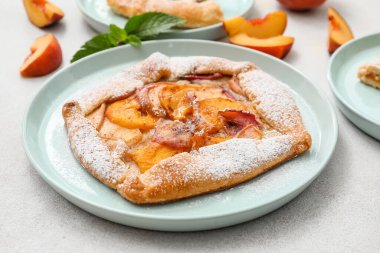 Açık arkaplanda lezzetli şeftali galet tabağı, yakın plan.