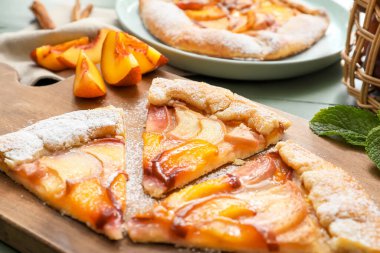 Masada lezzetli şeftali galeti parçaları olan tahta, yakın plan.