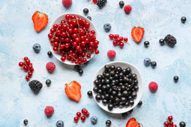 Arka planda lezzetli böğürtlenli kaseler