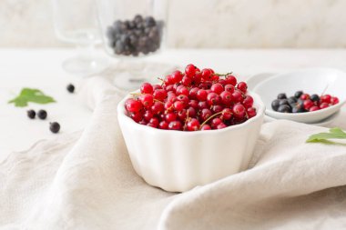 Hafif arka planda lezzetli kırmızı üzümlü kase