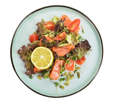 Beyaz arka planda balıklı lezzetli salata.