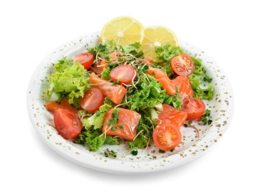 Balıklı taze salata ve beyaz arka planda limon.