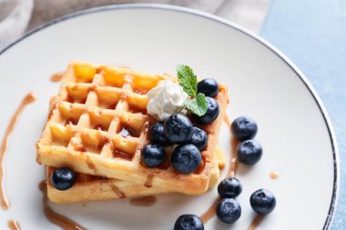 Masada yaban mersinli Belçika Waffle tabağı, yakın plan.