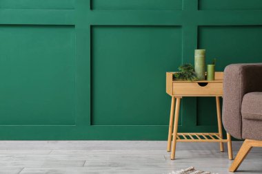 Renk duvarının yanında Noel dekoru olan masa