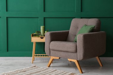 Koltuklu, masalı ve Noel dekorlu bir oda.