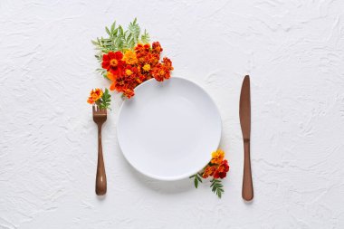 Açık arkaplanda çiçek açan güzel masa ayarları