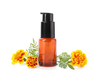 Beyaz arka planda izole edilmiş kadife çiçeği yağı içeren şişe.