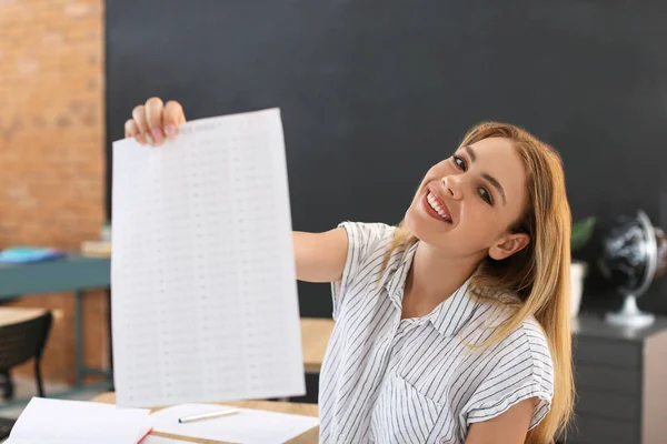 Estudante Feliz Com Folha Resposta Para Teste Escolar Sala Aula — Fotografia de Stock
