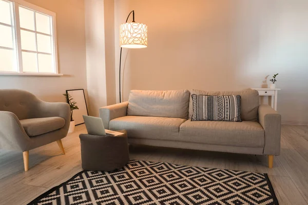 Interior Ruang Tamu Dengan Lampu Bercahaya Dan Sofa — Stok Foto