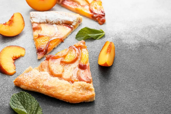 Leckere Pfirsich Galette Auf Schwarz Weißem Hintergrund Nahaufnahme — Stockfoto