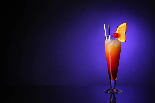 Egy Pohár Ízletes Tequila Sunrise Koktél Sötét Színű Háttér — Stock Fotó