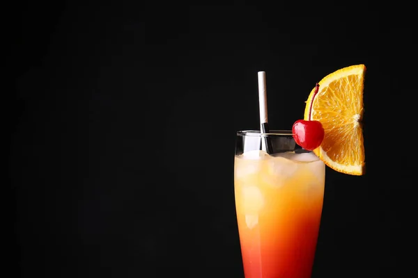 Bicchiere Gustoso Cocktail Tequila Sunrise Sfondo Scuro Primo Piano — Foto Stock