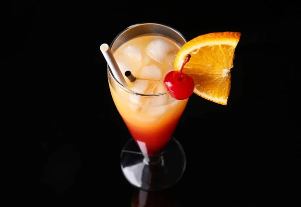 Bicchiere Gustoso Cocktail Tequila Sunrise Sfondo Scuro — Foto Stock
