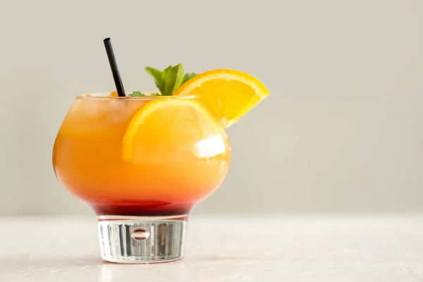 Bicchiere Gustoso Cocktail Tequila Sunrise Sul Tavolo — Foto Stock