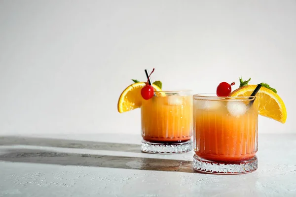 Bril Van Lekkere Tequila Sunrise Cocktail Lichte Achtergrond — Stockfoto