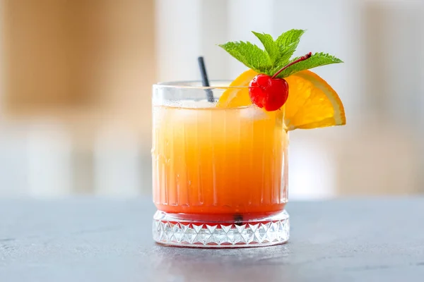 Egy Pohár Finom Tequila Sunrise Koktél Asztalon — Stock Fotó