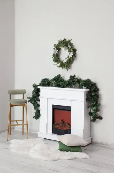 Işık Duvarının Yanında Noel Için Dekore Edilmiş Sandalye Yastık Şömine — Stok fotoğraf