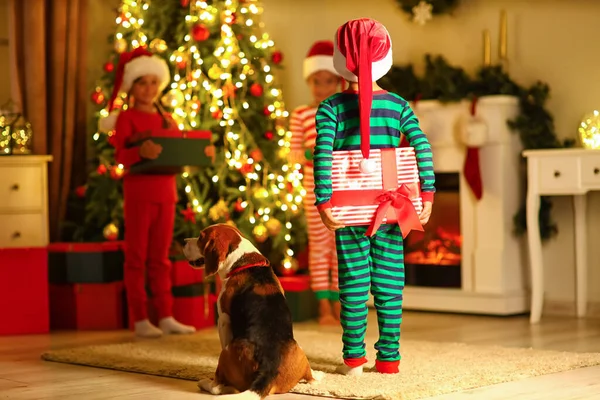 Menino Traje Natal Com Presente Cachorro Bonito Casa — Fotografia de Stock
