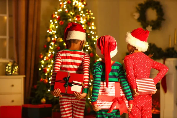 Małe Dzieci Strojach Świątecznych Gospodarstwa Prezenty Domu Godzinach Wieczornych — Zdjęcie stockowe