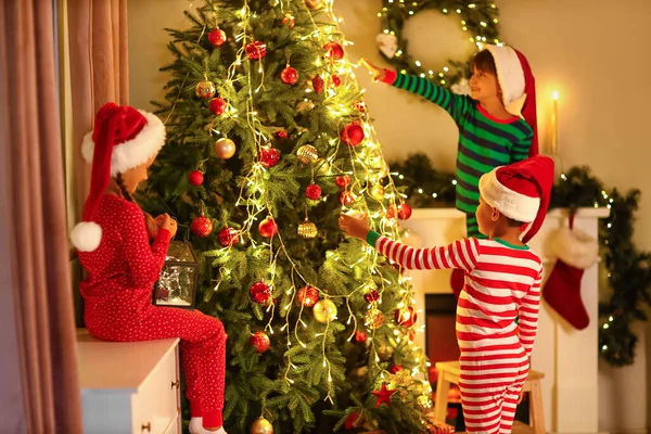 Små Barn Dekorera Julgran Hemma Kvällen — Stockfoto