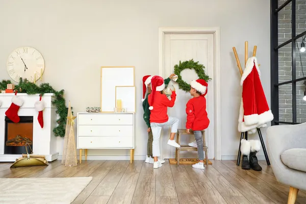 Crianças Pequenas Bonito Pendurado Grinalda Porta Casa Véspera Natal — Fotografia de Stock