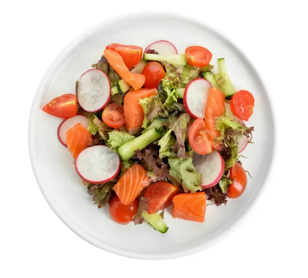 白い背景にサーモンとおいしいサラダのプレート — ストック写真
