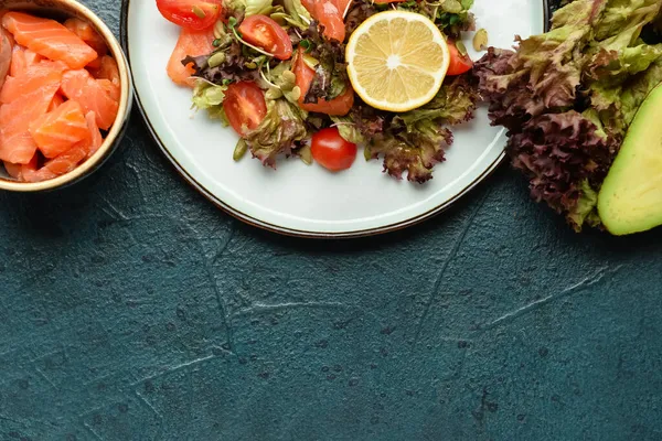Lekkere Salade Met Zalm Verse Groenten Donkere Achtergrond — Stockfoto