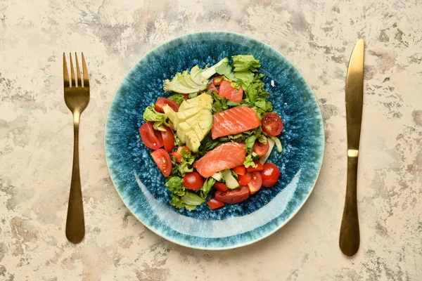 Verse Salade Met Zalm Groenten Kleur Achtergrond — Stockfoto