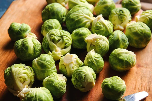 Tafel Mit Frischem Rohen Rosenkohl Auf Dem Tisch Nahaufnahme — Stockfoto