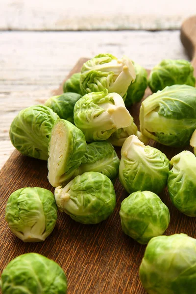 Tafel Mit Frischem Rohen Rosenkohl Auf Dem Tisch Nahaufnahme — Stockfoto