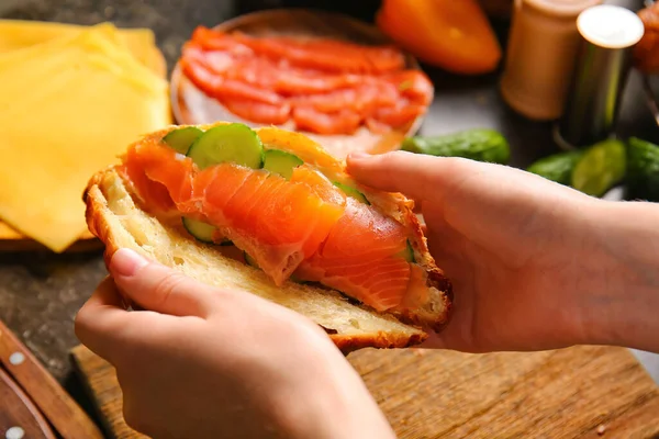 Vrouw Bereidt Lekkere Croissant Sandwich Met Vis Aan Keukentafel — Stockfoto
