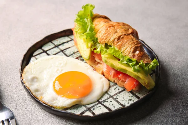 배경에 달걀을 곁들인 맛있는 크로와 샌드위치가 꾸러미 — 스톡 사진
